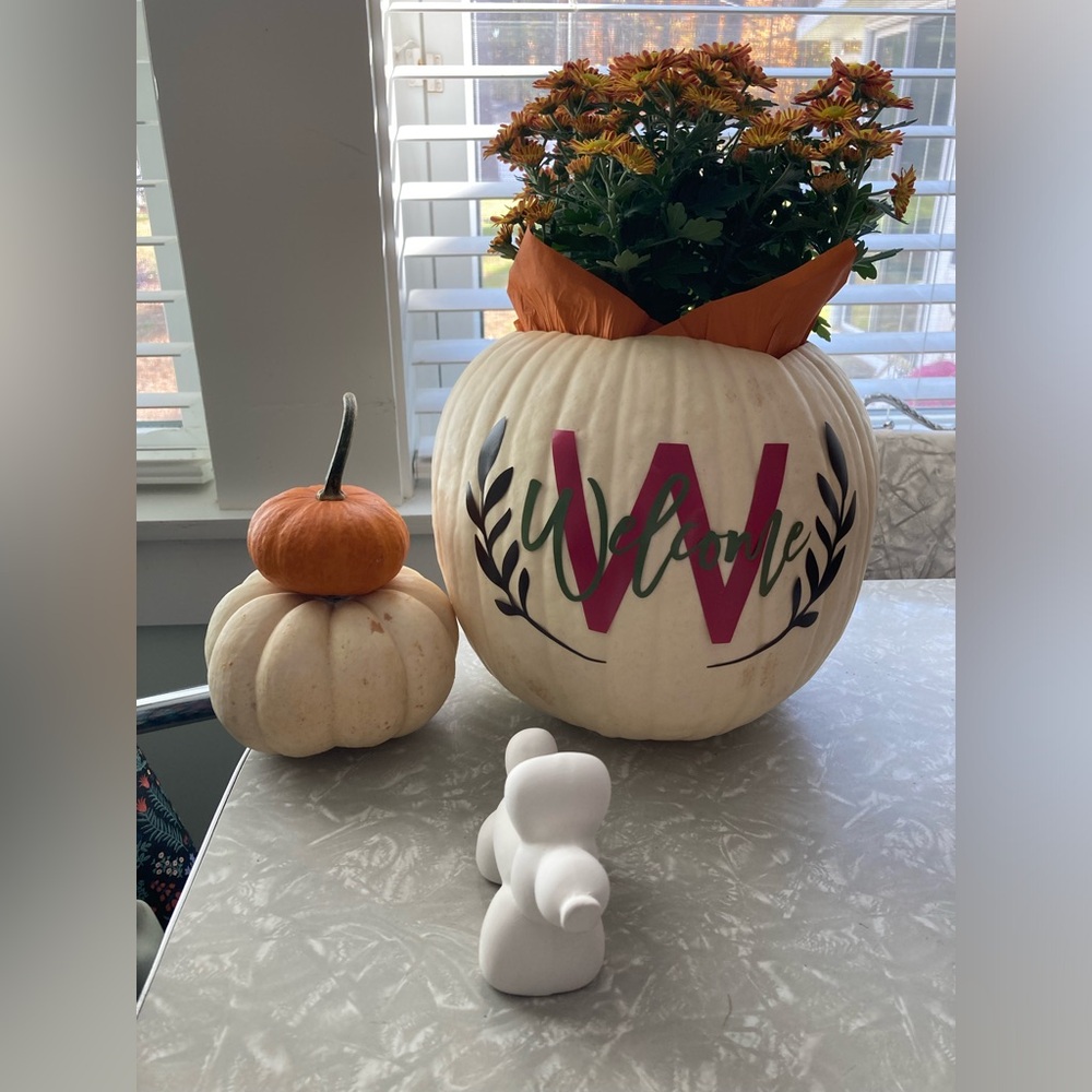 White ceramic balloon animal 5”x3.5”